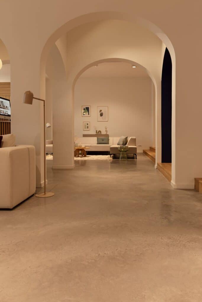 gevlinderde betonvloer leerdam showroom vloer