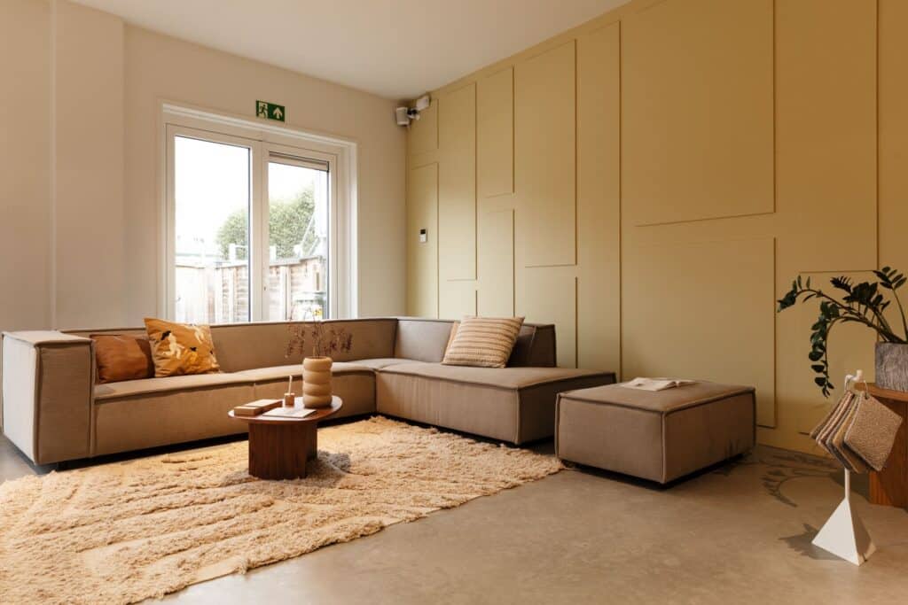 gevlinderde betonvloer leerdam showroom vloer