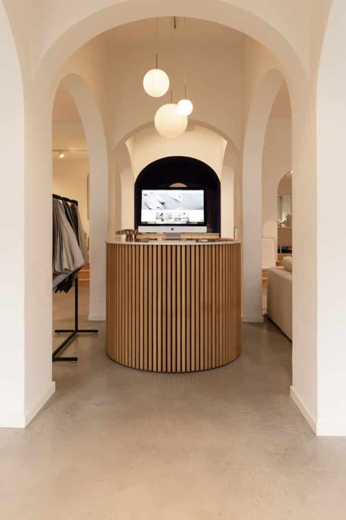 gevlinderde betonvloer leerdam showroom vloer