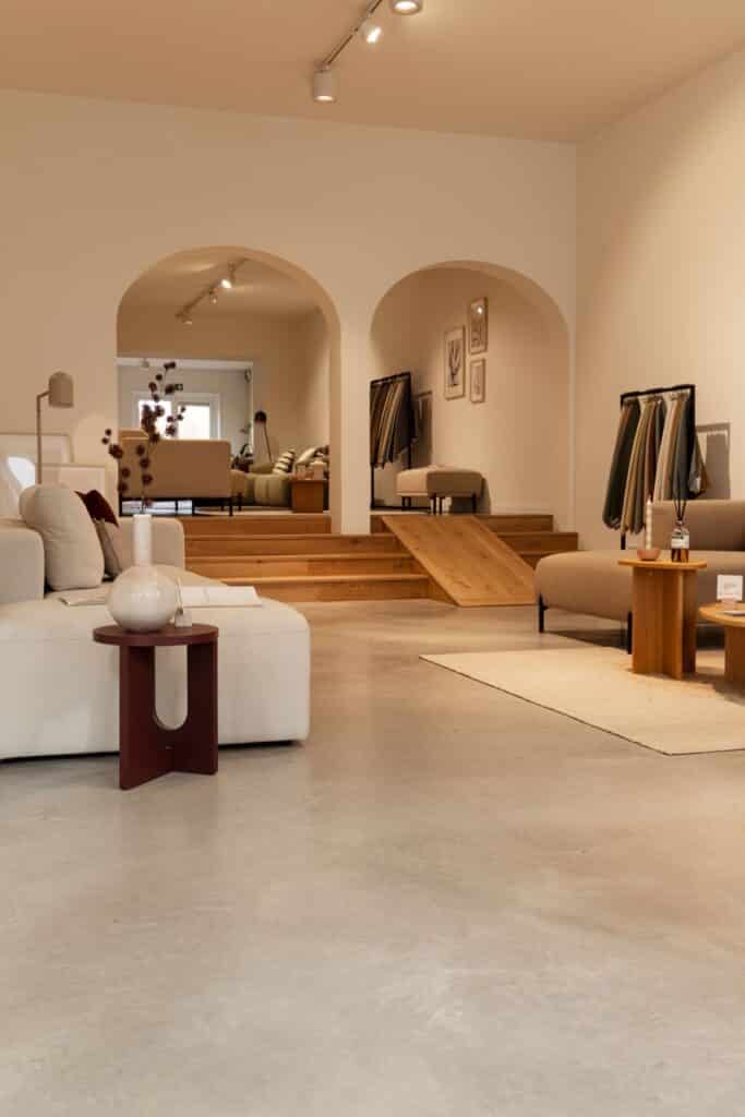 gevlinderde betonvloer leerdam showroom vloer