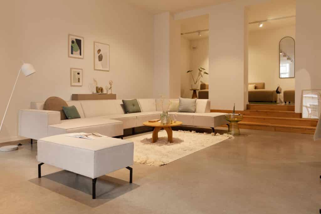 gevlinderde betonvloer showroom vloer Leerdam