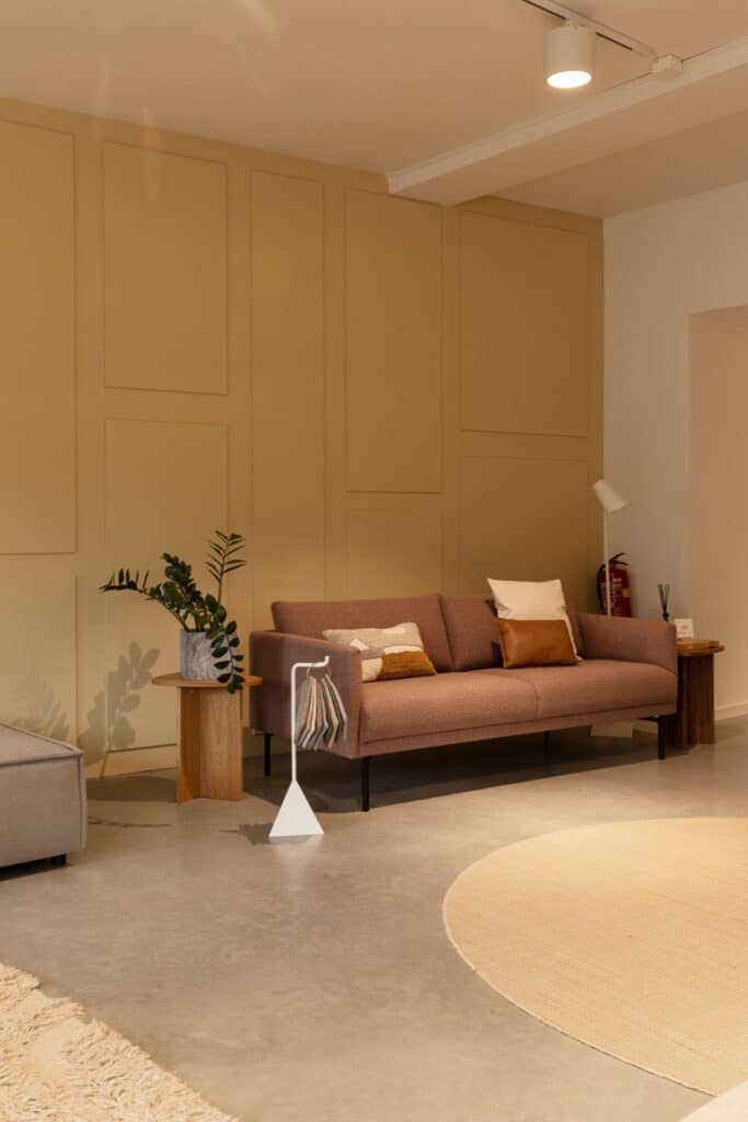 gevlinderde betonvloer leerdam showroom vloer