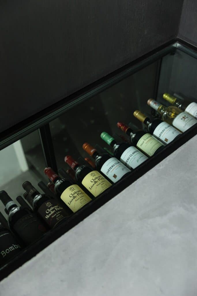 gevlinderde betonvloer met wijnkelder