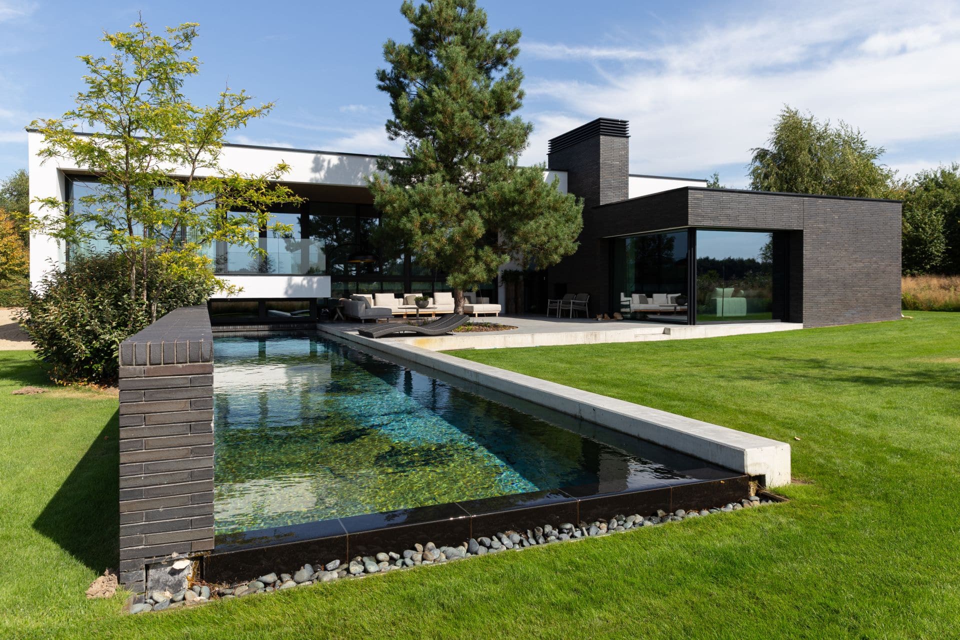 gevlinderd betonnen terras en zwembad wilp