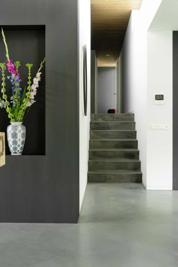 gevlinderde betonvloer met trap wilp