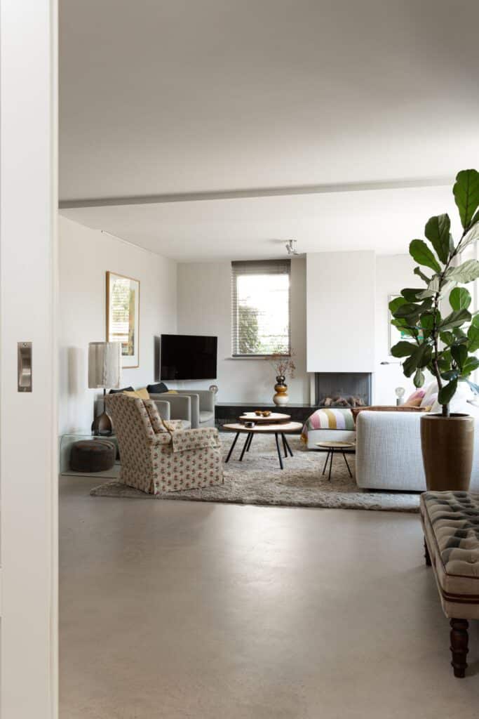 Italiaanse betonlookvloer Nijmegen woonkamer