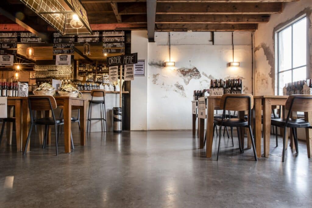 gekleurde betonvloer bierbrouwerij