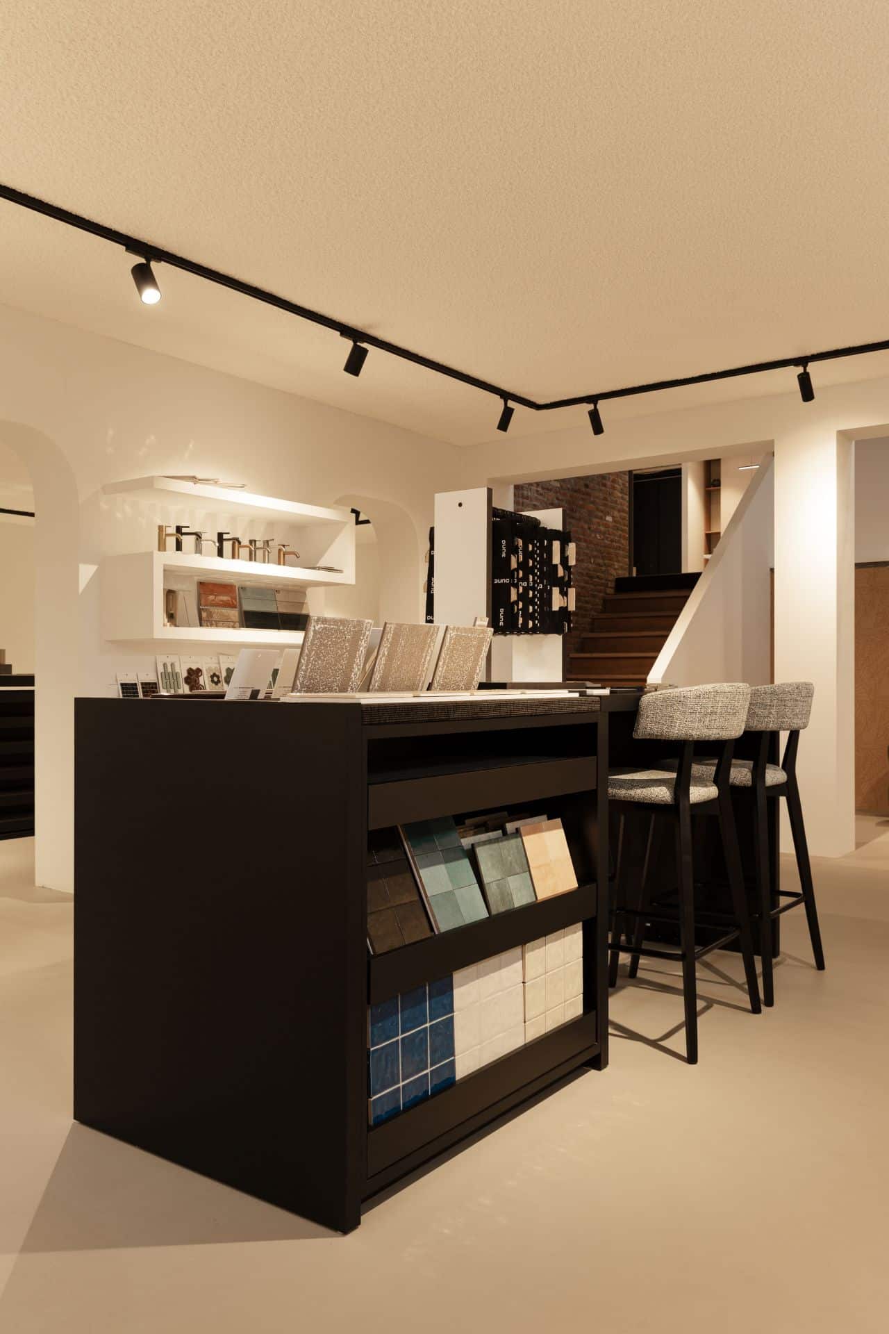 lavasteen gietvloer badkamer showroom dodewaard