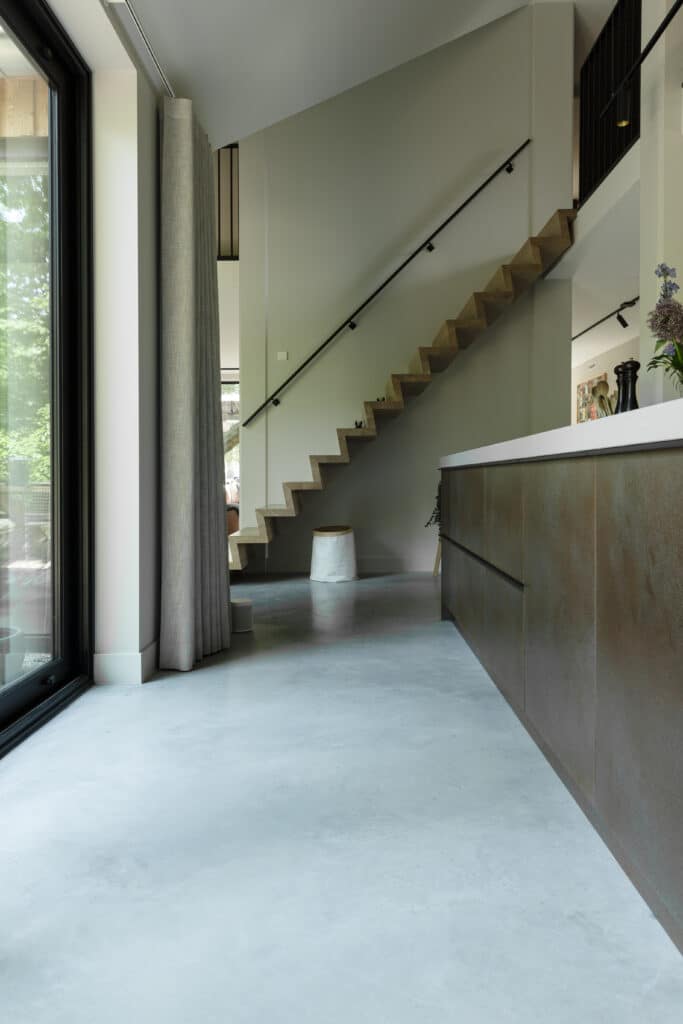 Gevlinderde woonbetonvloer + beton cire Groenekan-1