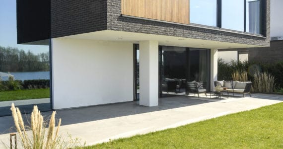 LA villa in Arnhem met een gevlinderd betonnen terras