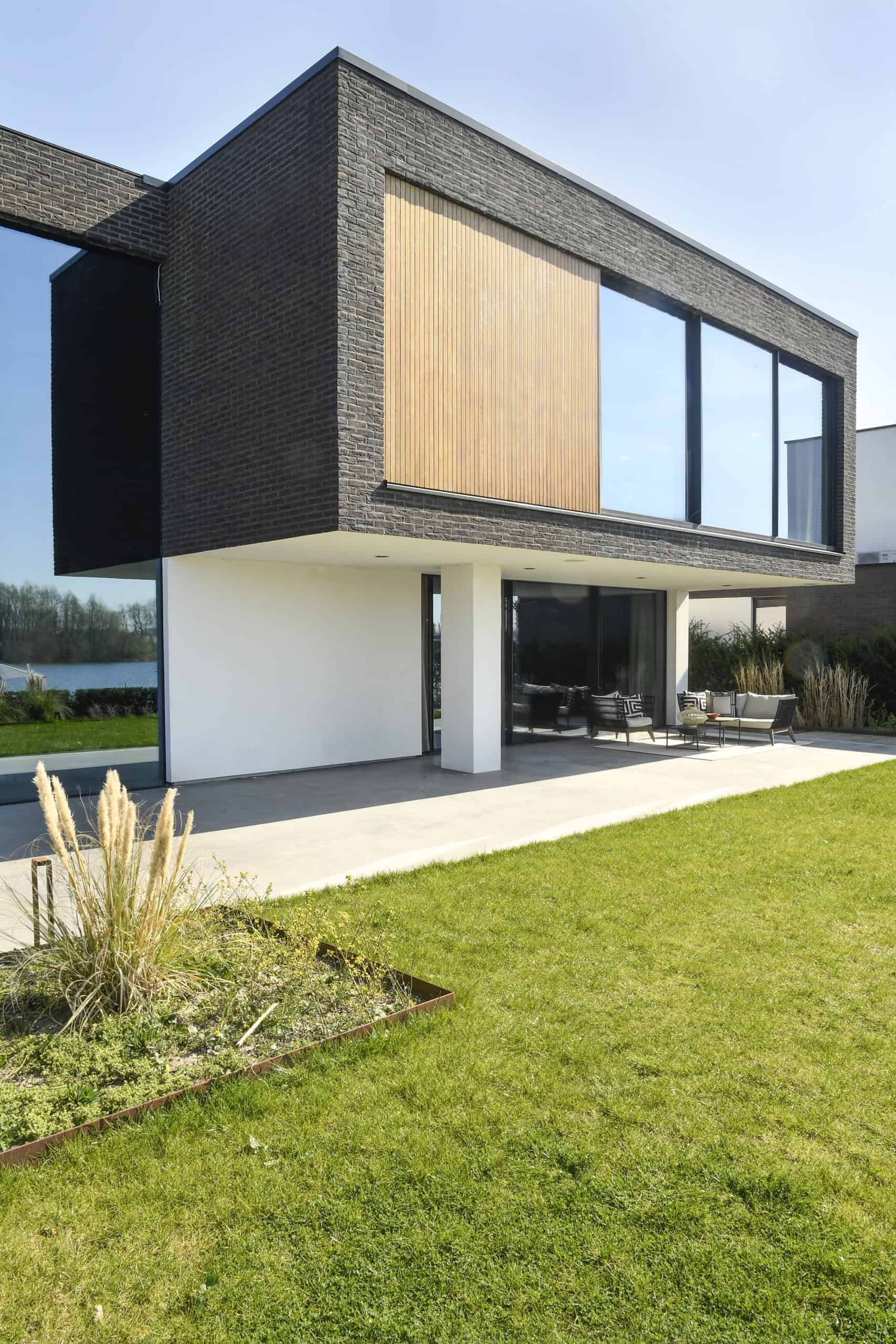 LA villa in Arnhem met een gevlinderd betonnen terras