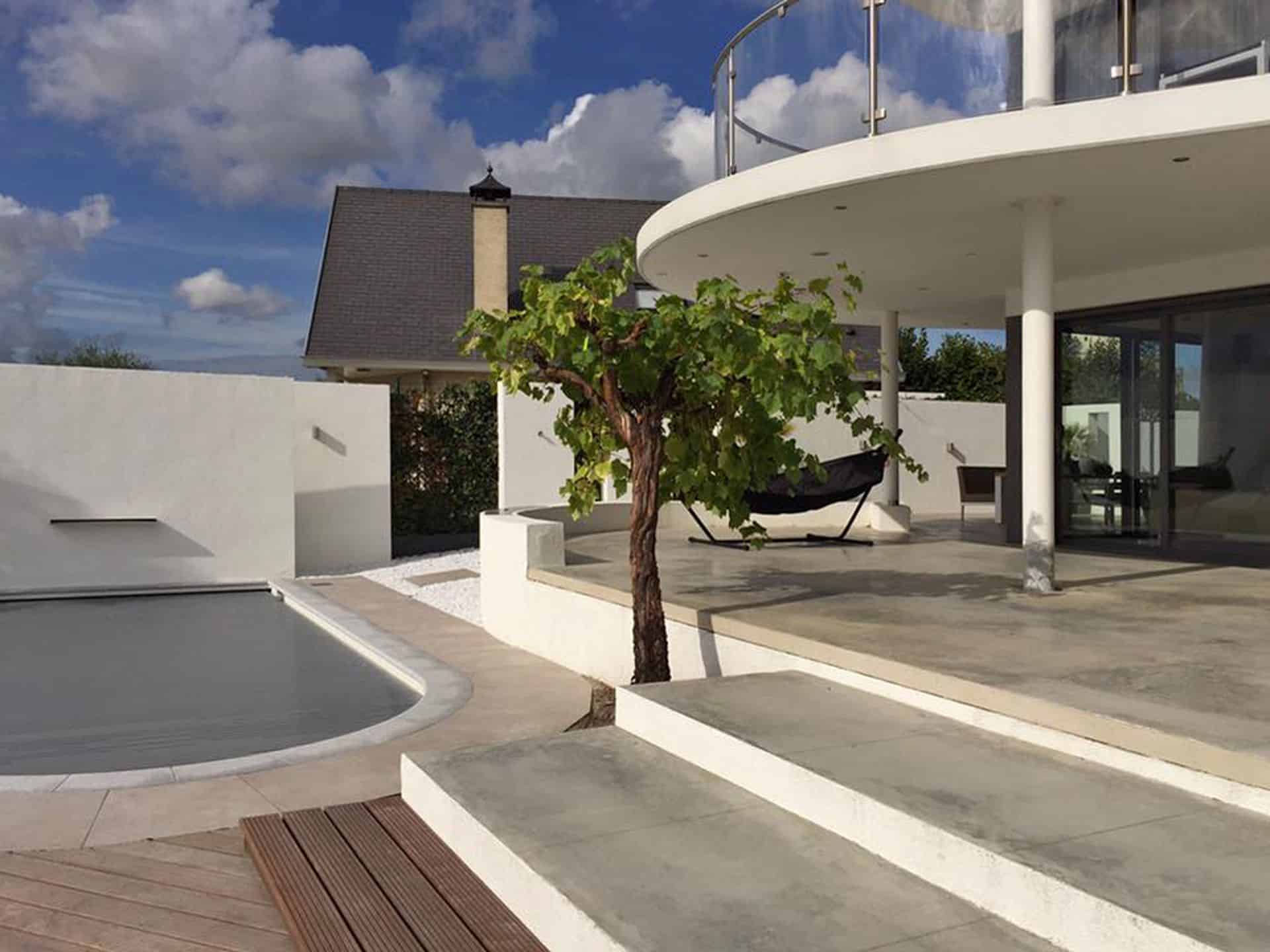 gevlinderde betonnen terras met zwembad