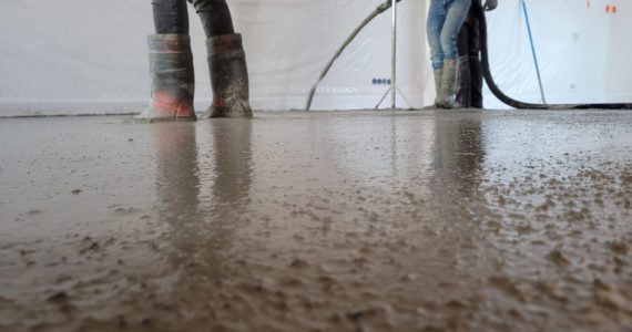 Betonvloer storten in Ens, beton storten, gevlinderde betonvloer storten