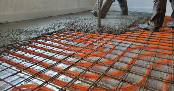 Storten gevlinderde betonvloer, vloerverwarming en storten