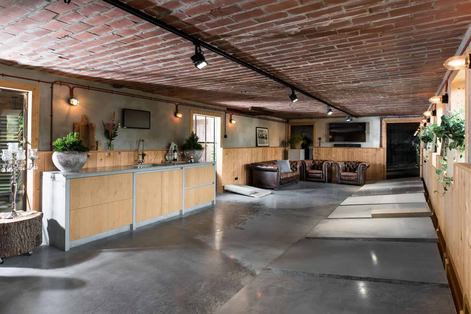 showroom betonvloeren, gekleurde betonvloeren