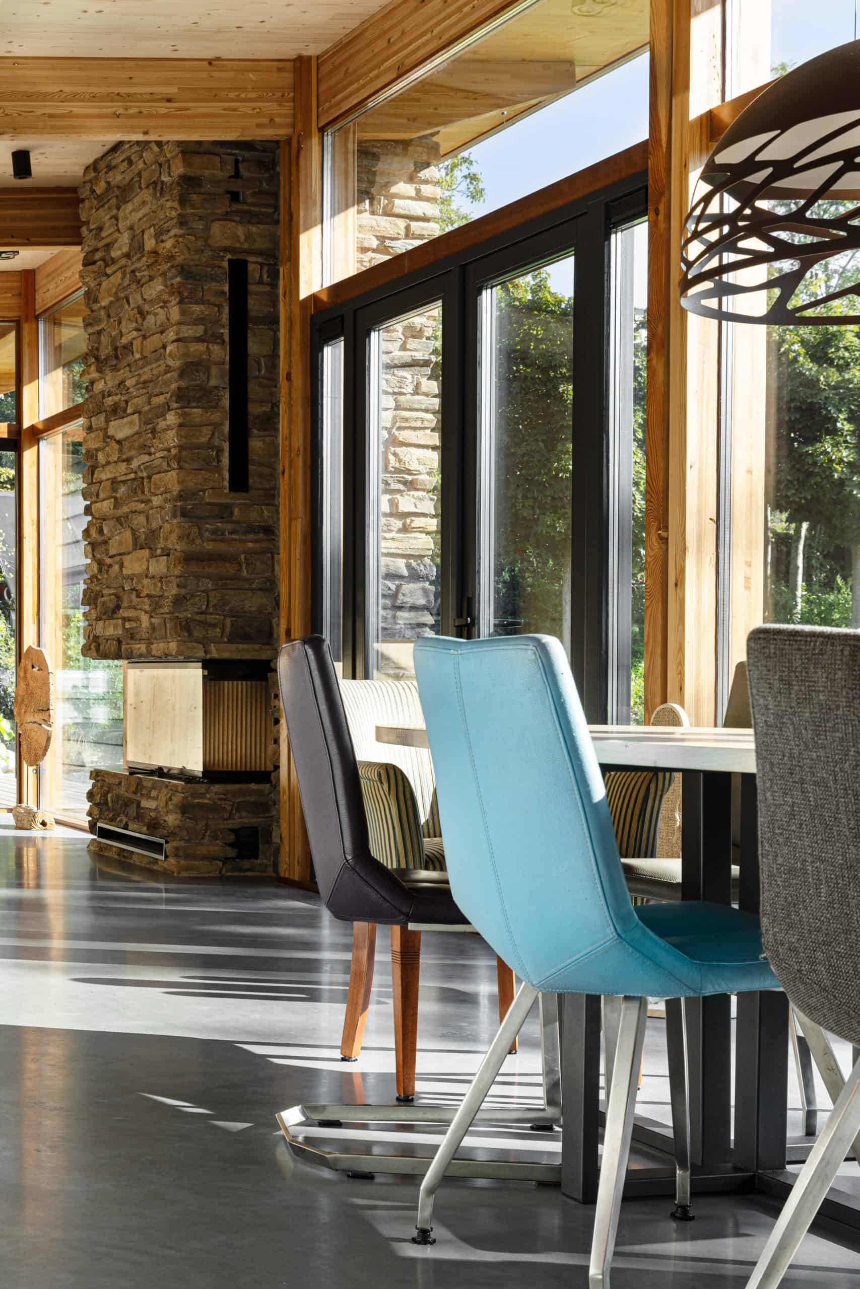 Eettafel en stoelen in Rhenen met een gevlinderde betonvloer van Willem Designvloeren