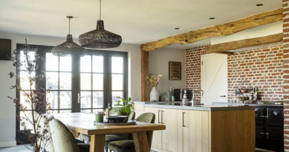 Een gevlinderde betonvloer in de keuken en eetkamer in Budel