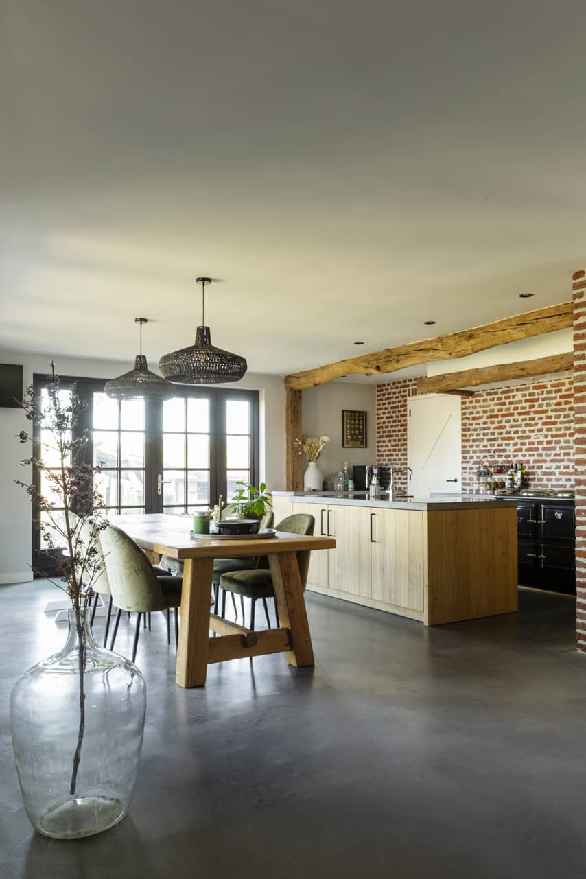 Een gevlinderde betonvloer in de keuken en eetkamer in Budel