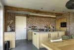 Keuken met een gevlinderde betonvloer