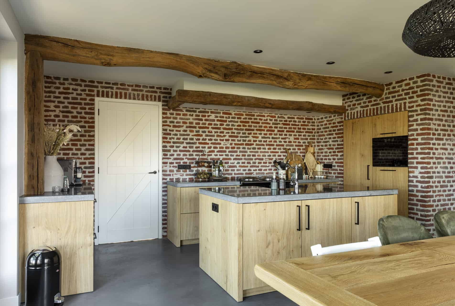 Keuken met een gevlinderde betonvloer