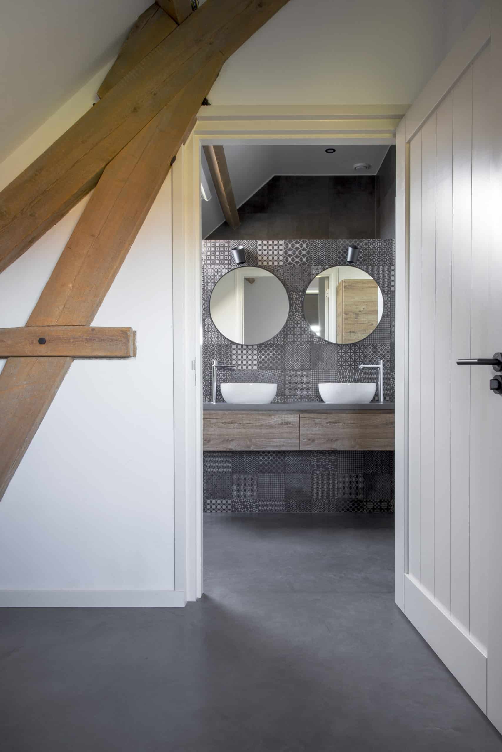 Badkamer in Haler met een gevlinderde betonvloer