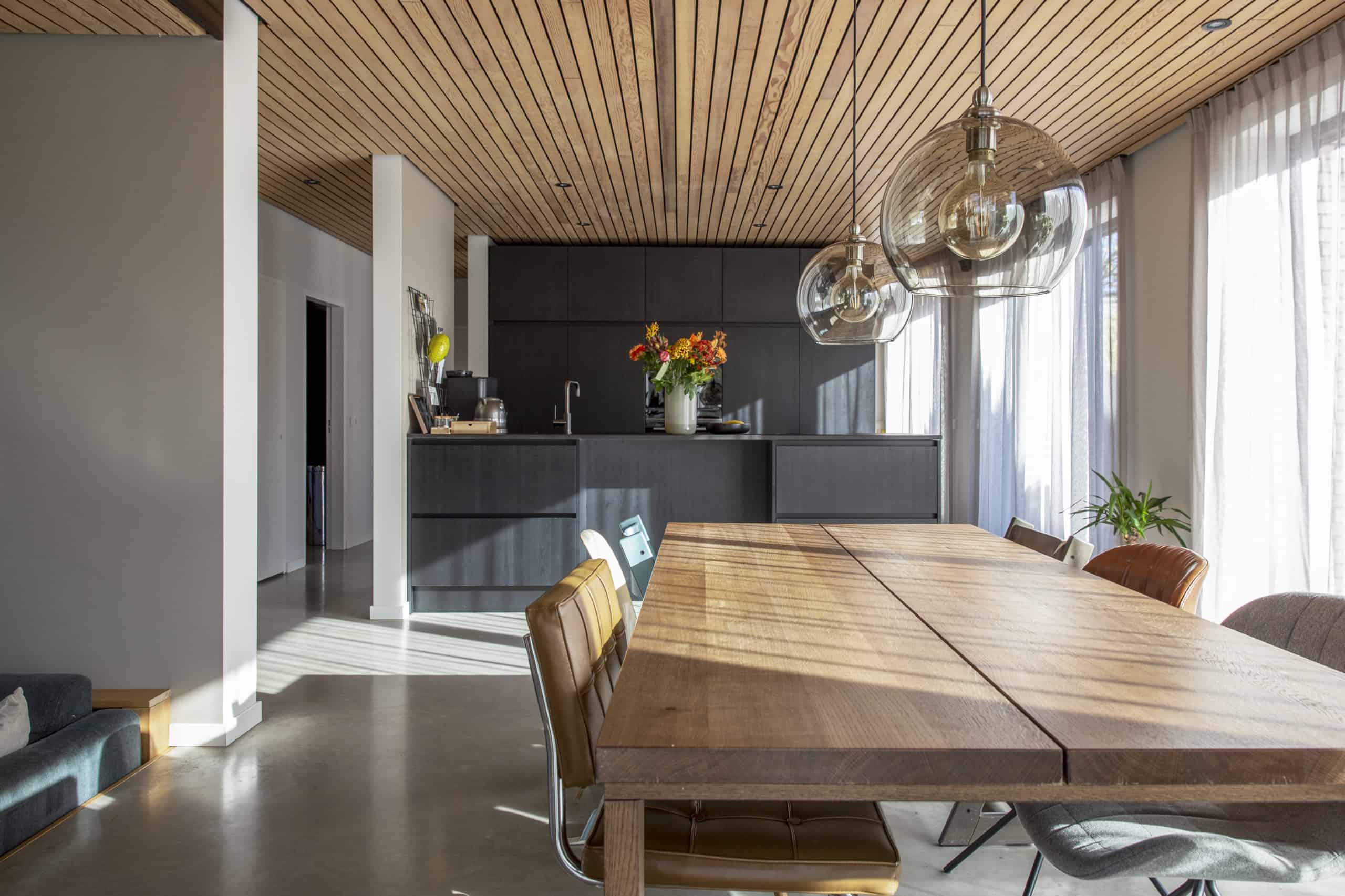 Keuken en eetgedeelte in een woning in Lichtenvoorde met een gevlinderde betonvloer
