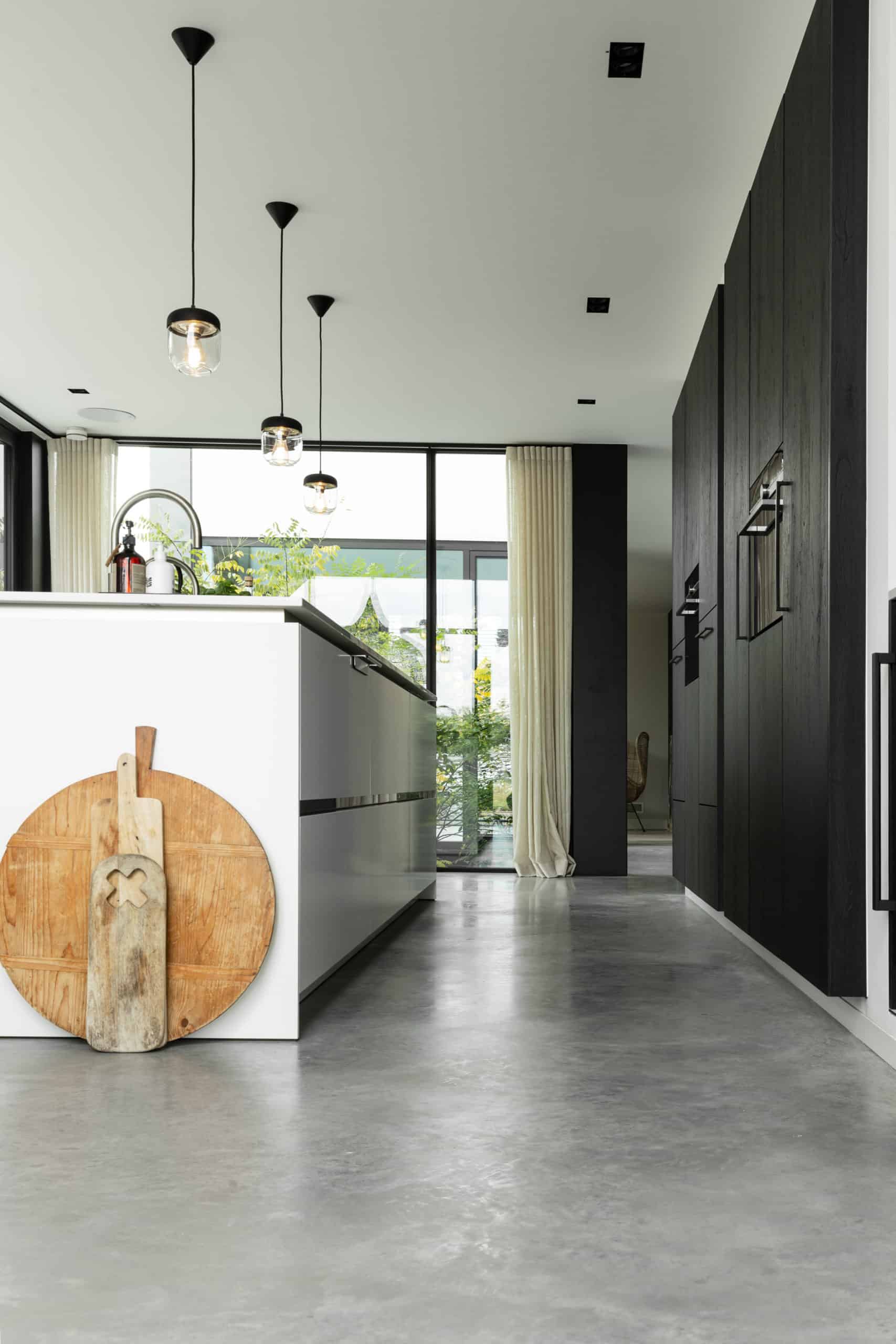 Keuken in Nuenen met een gevlinderde betonvloer
