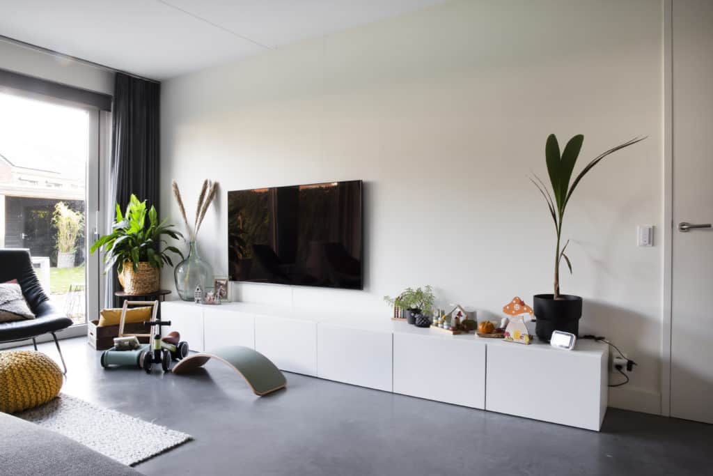 Woning in Roermond met een gevlinderde woonbeton vloer in de woonkamer