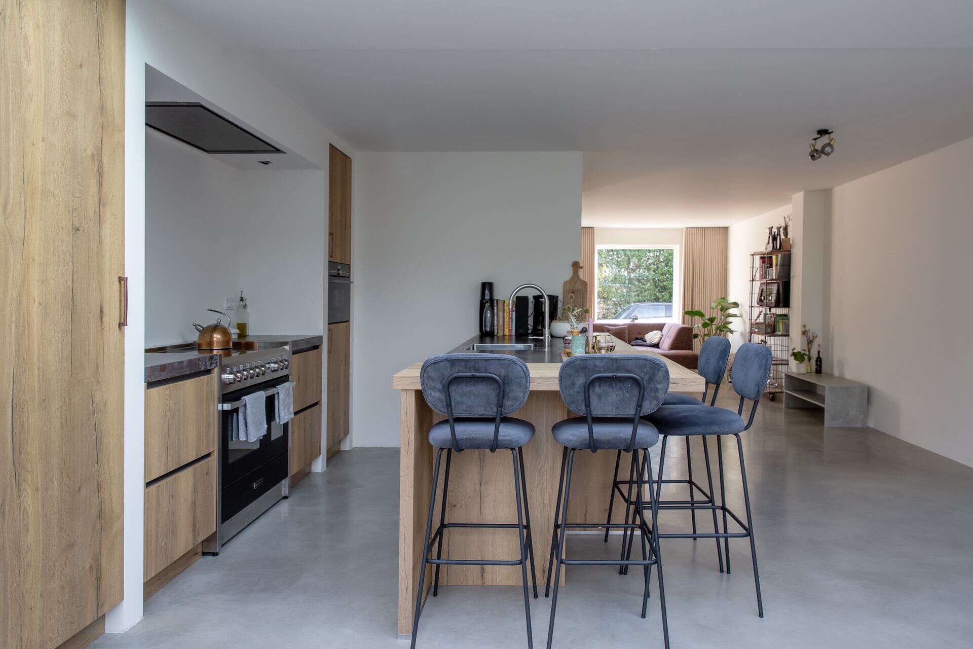 Gevlinderde betonvloer van Willem Designvloeren gecombineerd in een modern en kleurrijk interieur