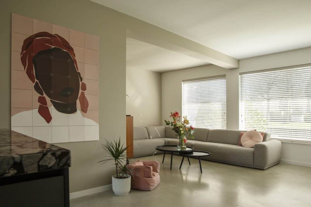 gevlinderde woonbeton vloer van Willem Designvloeren in de woonkamer
