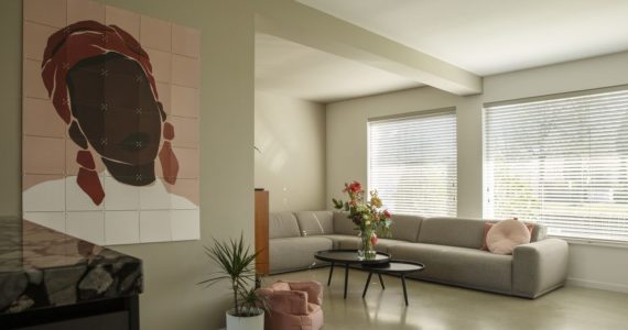 gevlinderde woonbeton vloer van Willem Designvloeren in de woonkamer