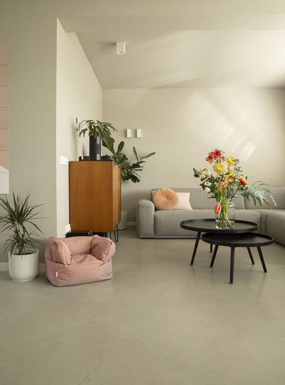 gevlinderde betonvloer in de woonkamer