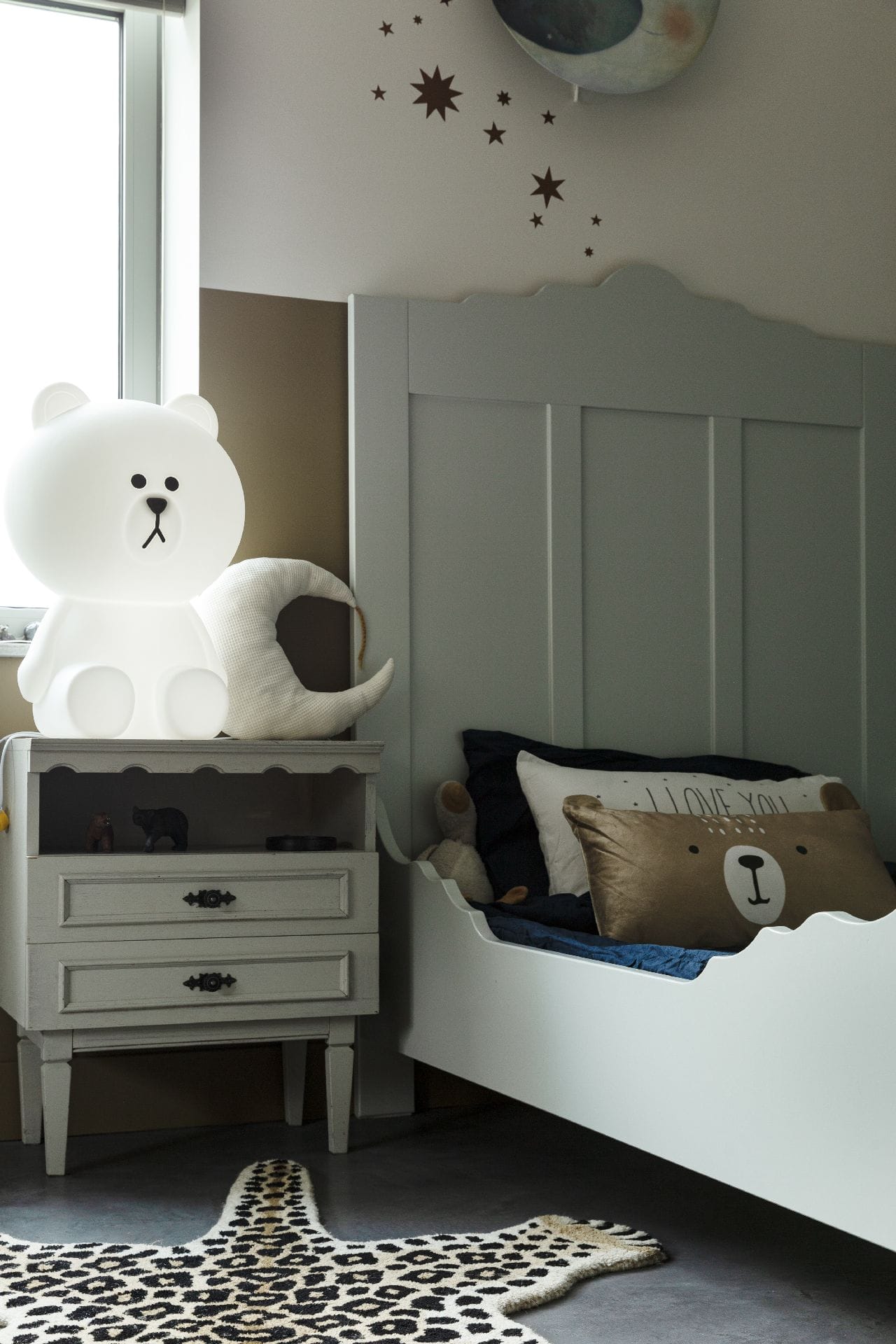 Vrijstaande woning in Brandwijk met een gevlinderde betonvloer in de slaapkamer.