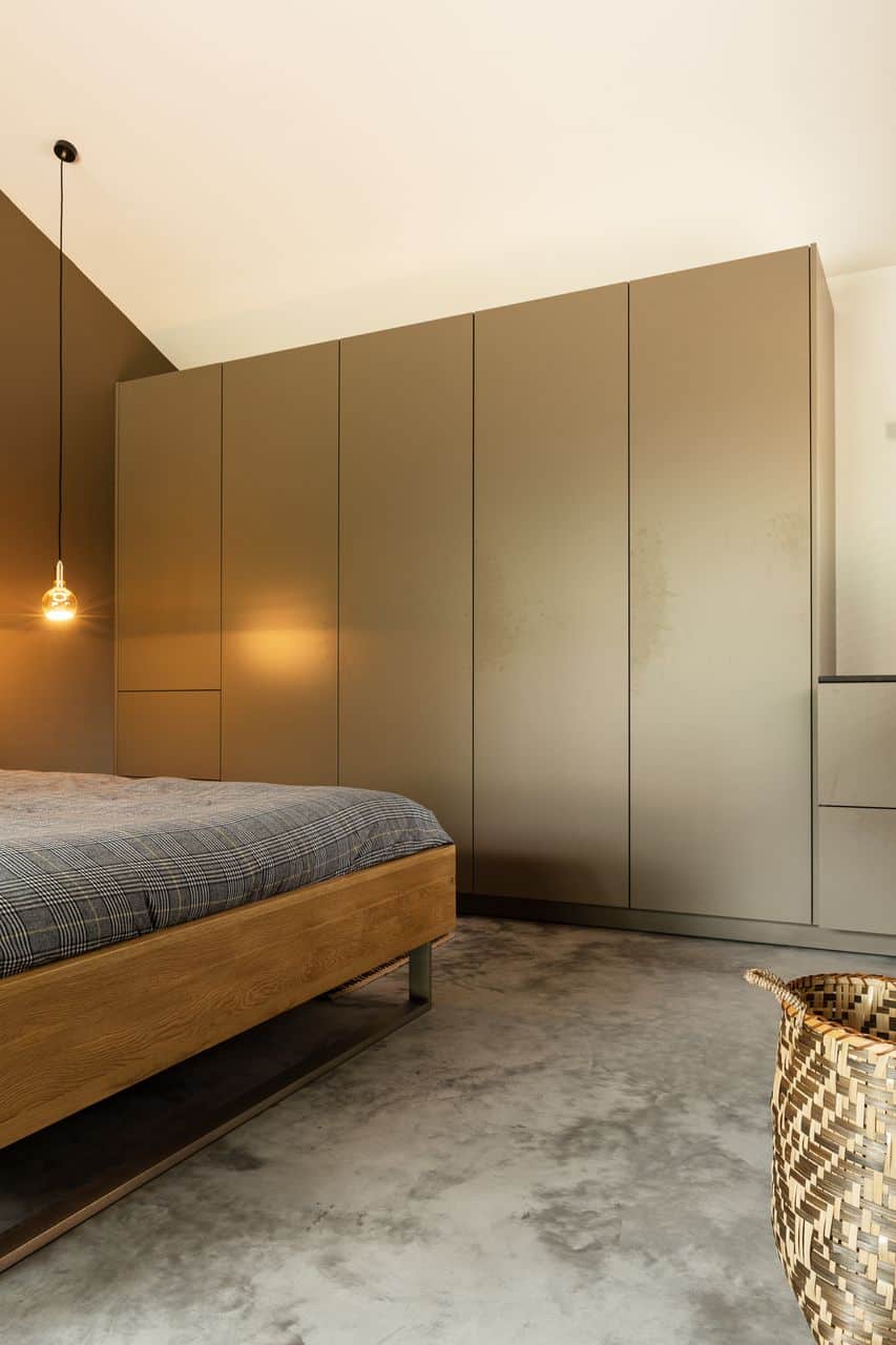 Slaapkamer in Gelderland met een gevlinderde betonvloer