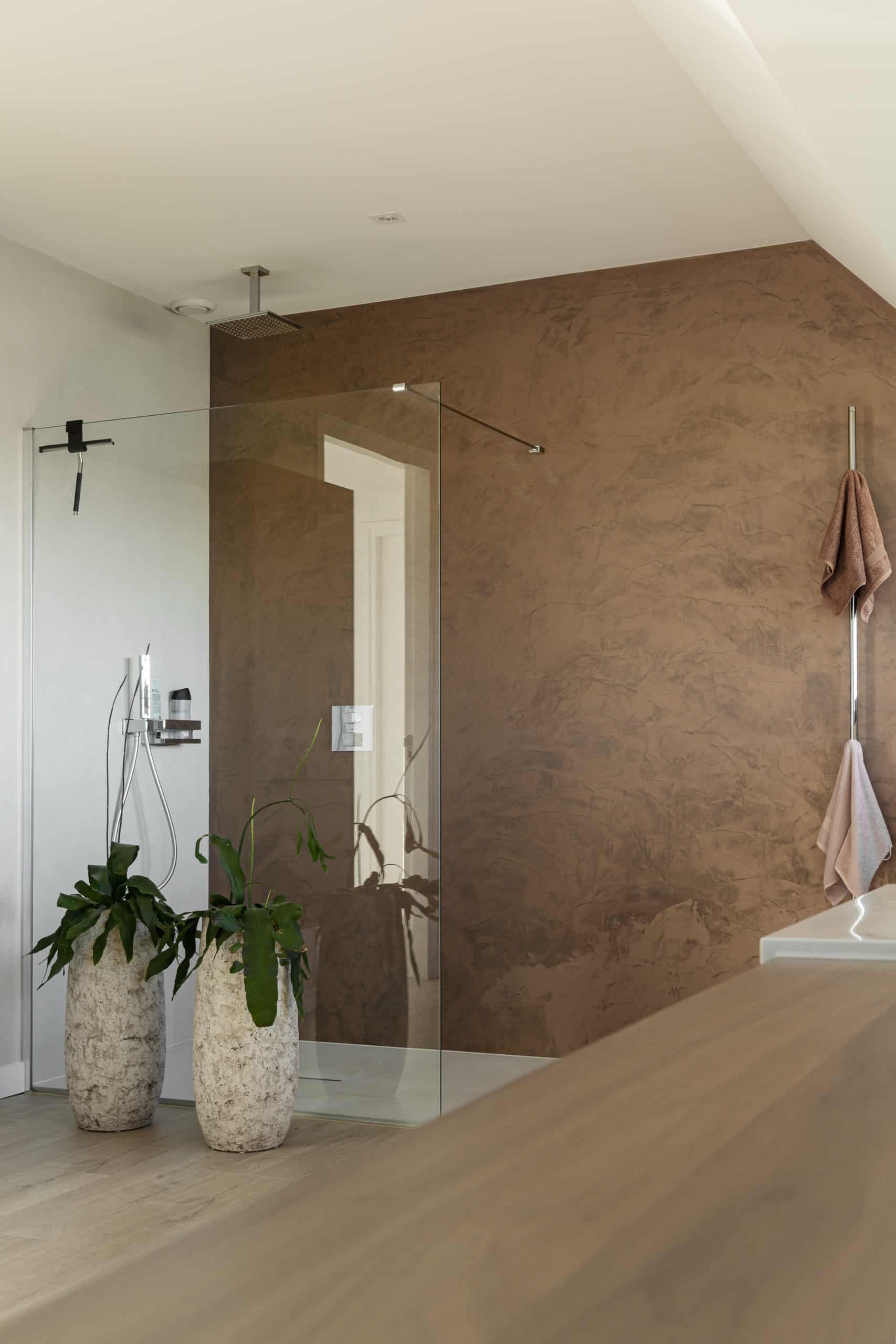 Betonstuc badkamer: beton ciré wanden, betonstuc kleuren