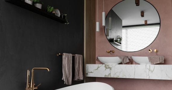 Badkamer met een gevlinderde betonvloer in Bunschoten-Spakenburg