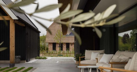 Gevlinderd betonnen terras en gevlinderde betonnen element in Harderwijk. Gecombineerd met een houten details