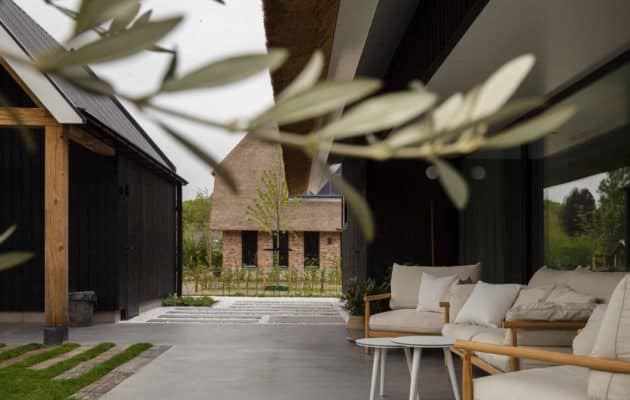 Gevlinderd betonnen terras en gevlinderde betonnen element in Harderwijk. Gecombineerd met een houten details