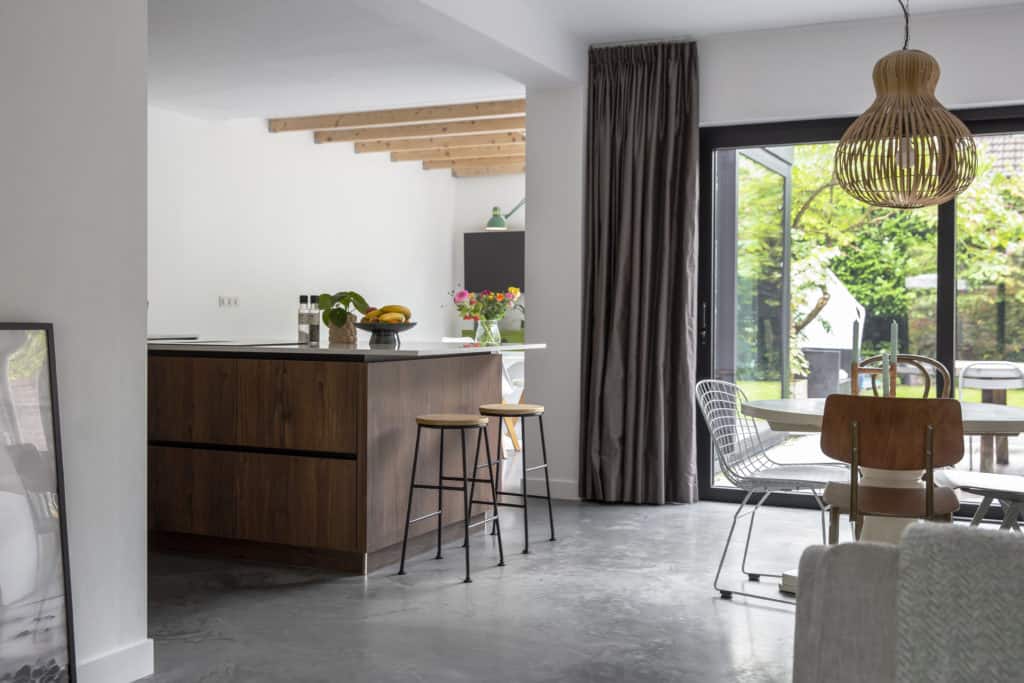 Keuken in Nuenen met een gevlinderde betonvloer