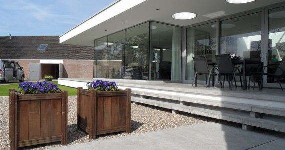 foto betonnen, beton terras met pad, betonnen terrasvloer Willem Designvloeren
