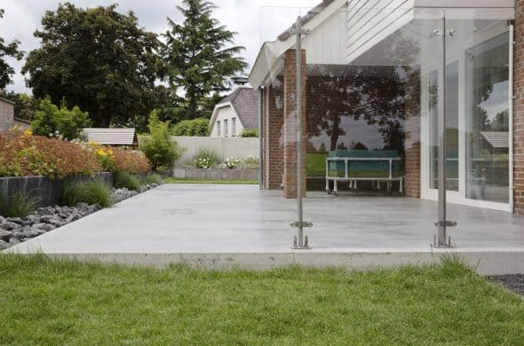 Gevlinderd betonnen terras in Bunschoten