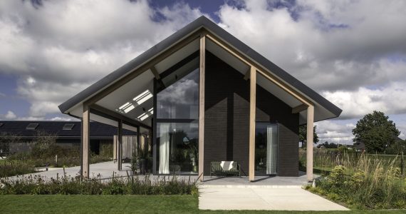 Gevlinderde betonvloer en terras rondom een vrijstaande woning in Wijhe.