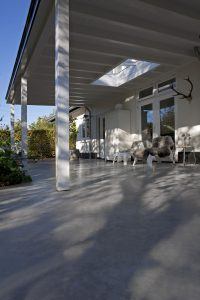 Betonnen terras in de achtertuin Elst Willem Designvloeren