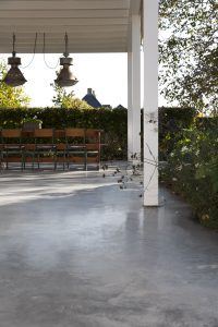 Gerealiseerd project betonnen, gevlinderde beton terras