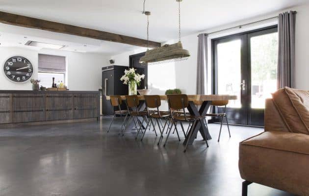 Betonvloer in een industrieel interieur