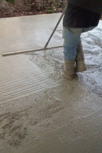 betonnen terras storten, betonnen vloer afwerken