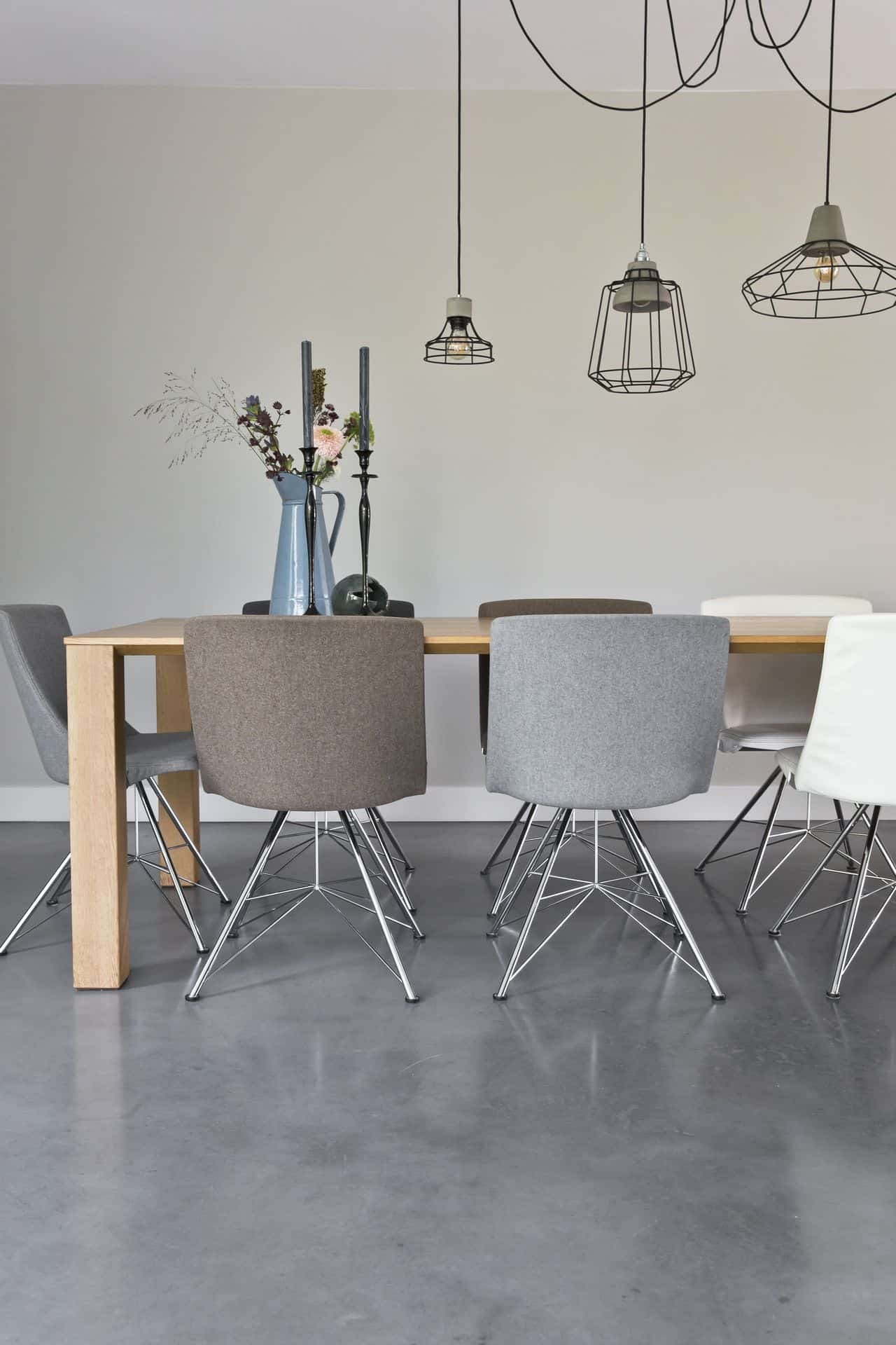 woonbeton in eetkamer, gevlinderde designvloeren, designvloeren in woning Harmelen