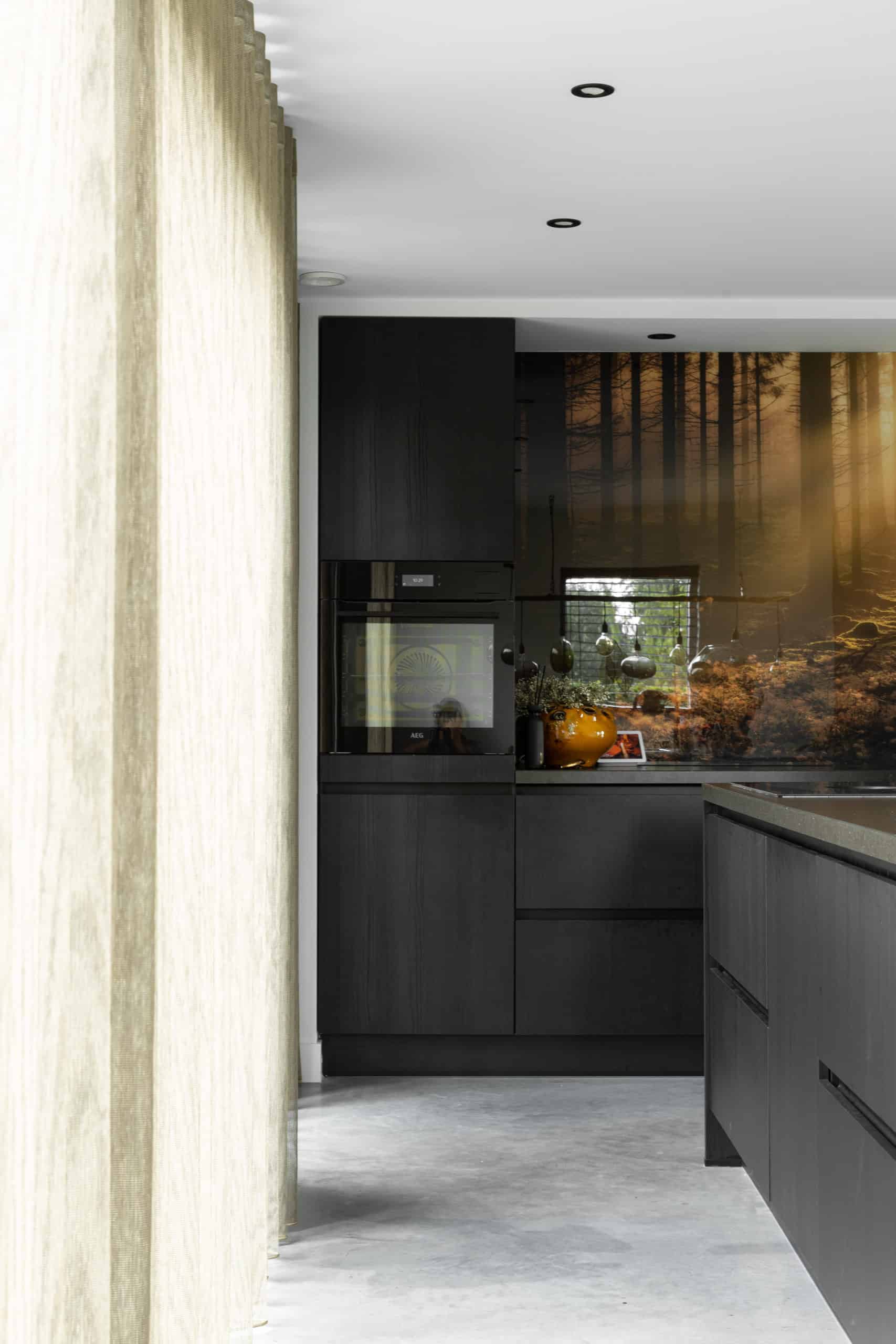 Keuken in Hoogblokland met een gevlinderde betonvloer