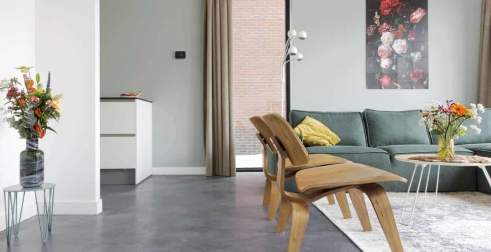 design betonvloer, gevlinderde betonvloer in interieur, gevlinderd beton,