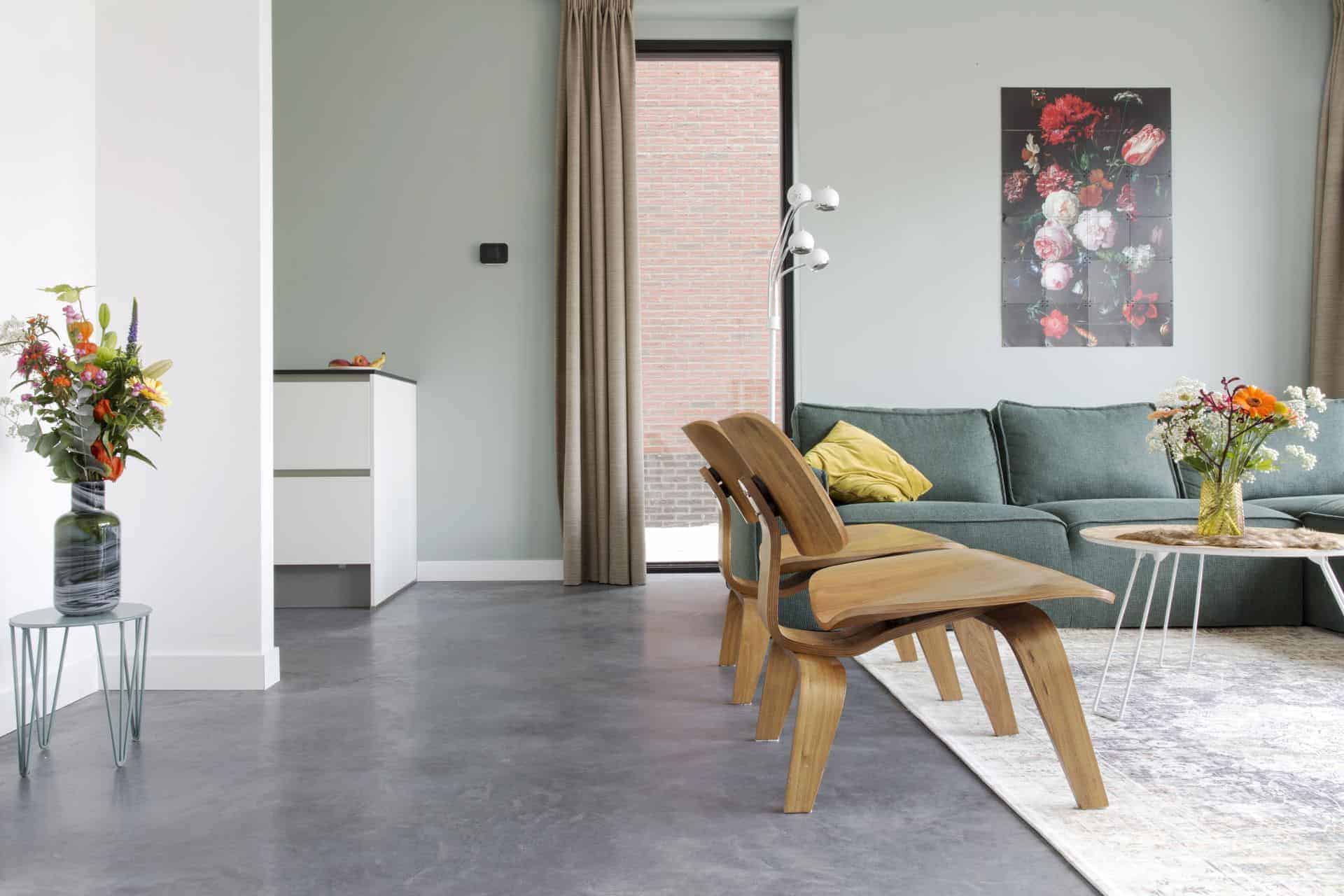 design betonvloer, gevlinderde betonvloer in interieur, gevlinderd beton,